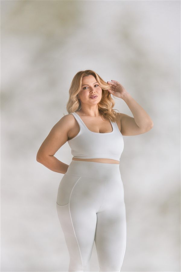 Mulher vestindo conjunto Blumi branco